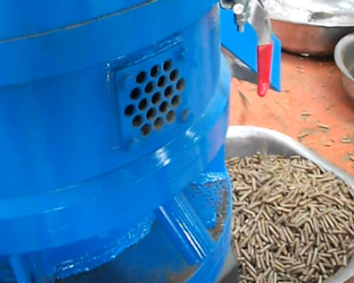 小型飼（sì）料顆粒機生產加工視頻