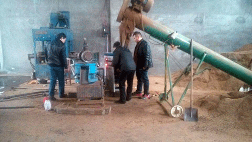 客戶購買的17c一起官网木屑顆粒機420型正在加工（gōng）