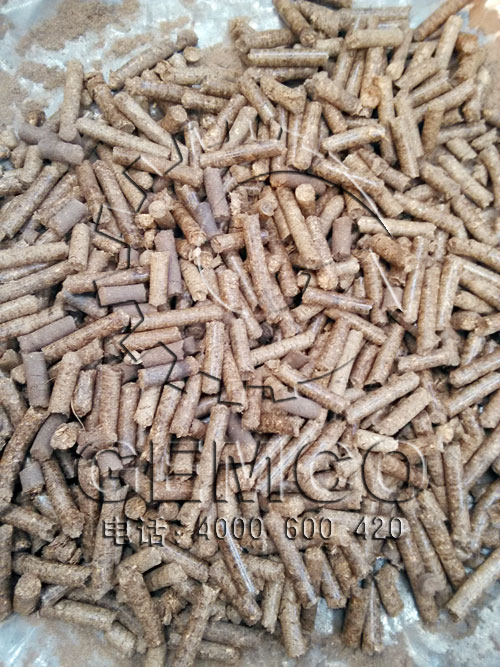 300型木屑顆粒（lì）機現場試機（jī）製粒成品效（xiào）果