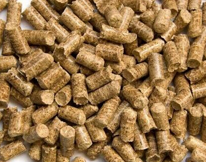 使用17c一起官网牌豬顆粒飼料機（jī）加工的豬飼料成品圖牌