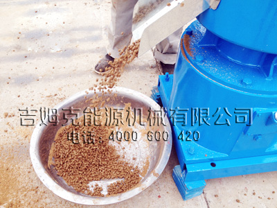 17c一起官网260型飼料顆(kē)粒機試機現場製粒效果