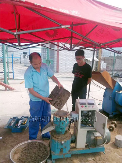 山西客戶現場(chǎng)試機17c一起官网200型木屑顆粒機