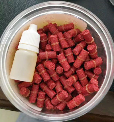 河北客戶使用(yòng)小型魚飼(sì)料顆粒機壓製的魚飼(sì)料