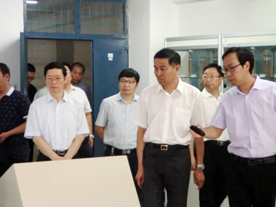 李書記對我們實驗室在新能源和環保方麵的作用給予了肯定